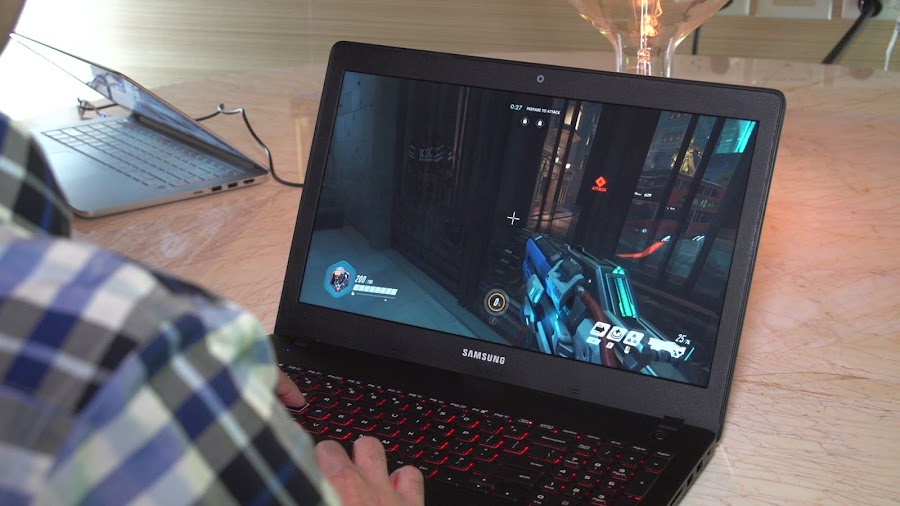 raul vittor alfaro laptop videojuegos graficos