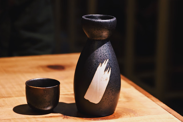 而在微涼的天氣裡，來一壺熱清酒，乃是絕配。