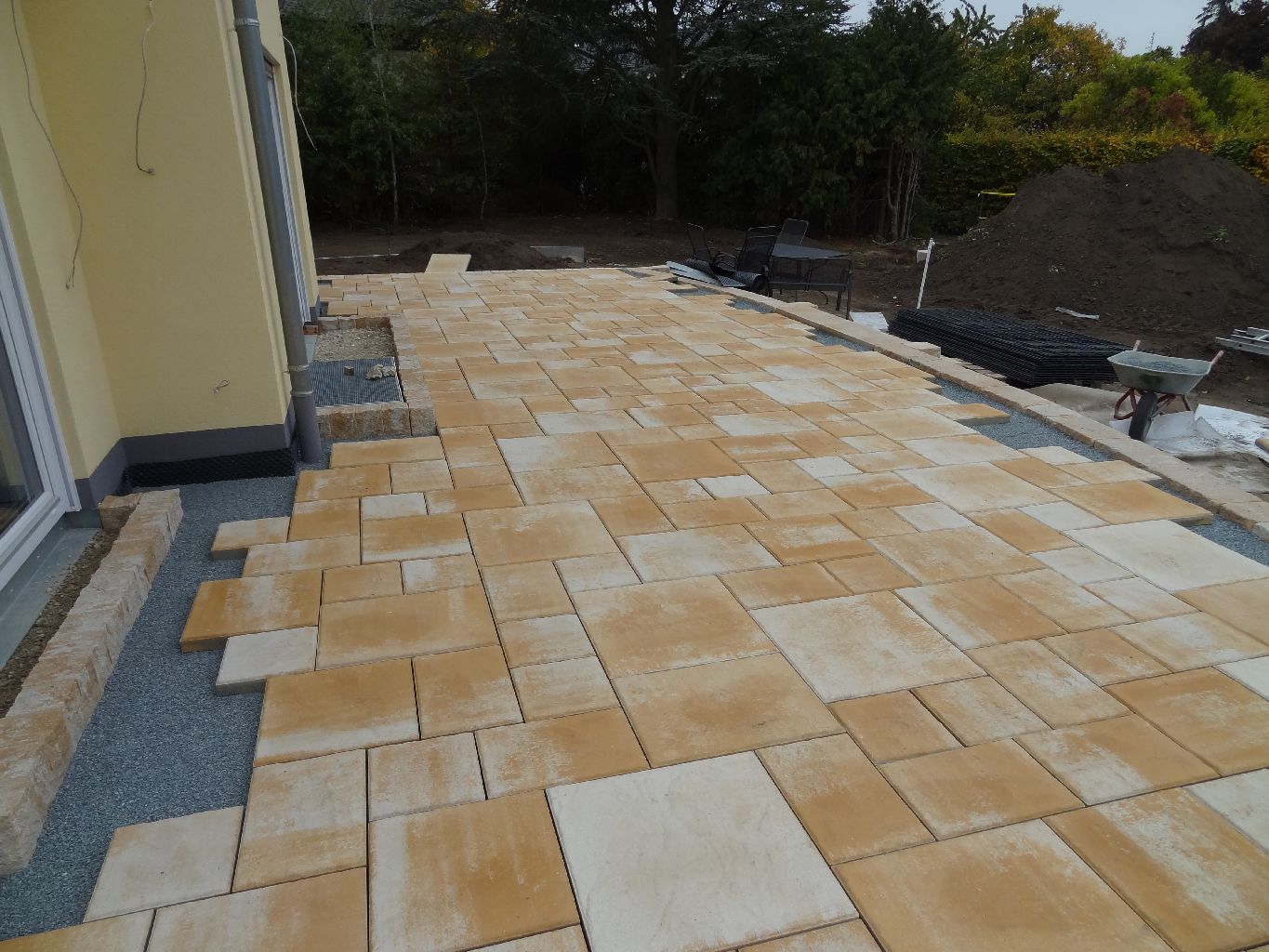 ...unser Haus entsteht: Garten: Terrassenplatten und Co