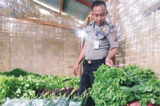 Polisi Ini Rela Bagikan Gajinya Demi Tolong Warga Hingga Diusir Istri Dari Rumah, Hingga Jualan Sayur