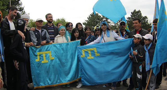 Tártaros de Crimea piden reconocer que es de Rusia