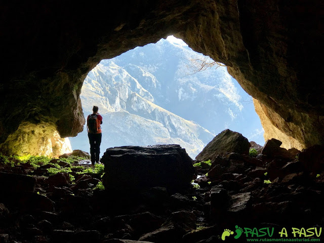 Sierra Juan Robre: Cueva en la Canal de la Colgaiza