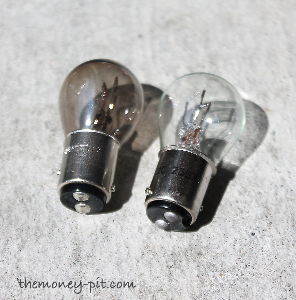 You need to twist the bulb about 60 degrees until the knob lines up