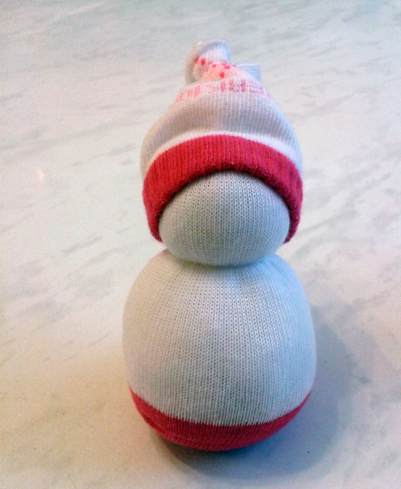 Как сделать шапку из носка. Елочные игрушки из носков. Как сделать шапку из носка. Снеговик из носка. Шитые шапки.