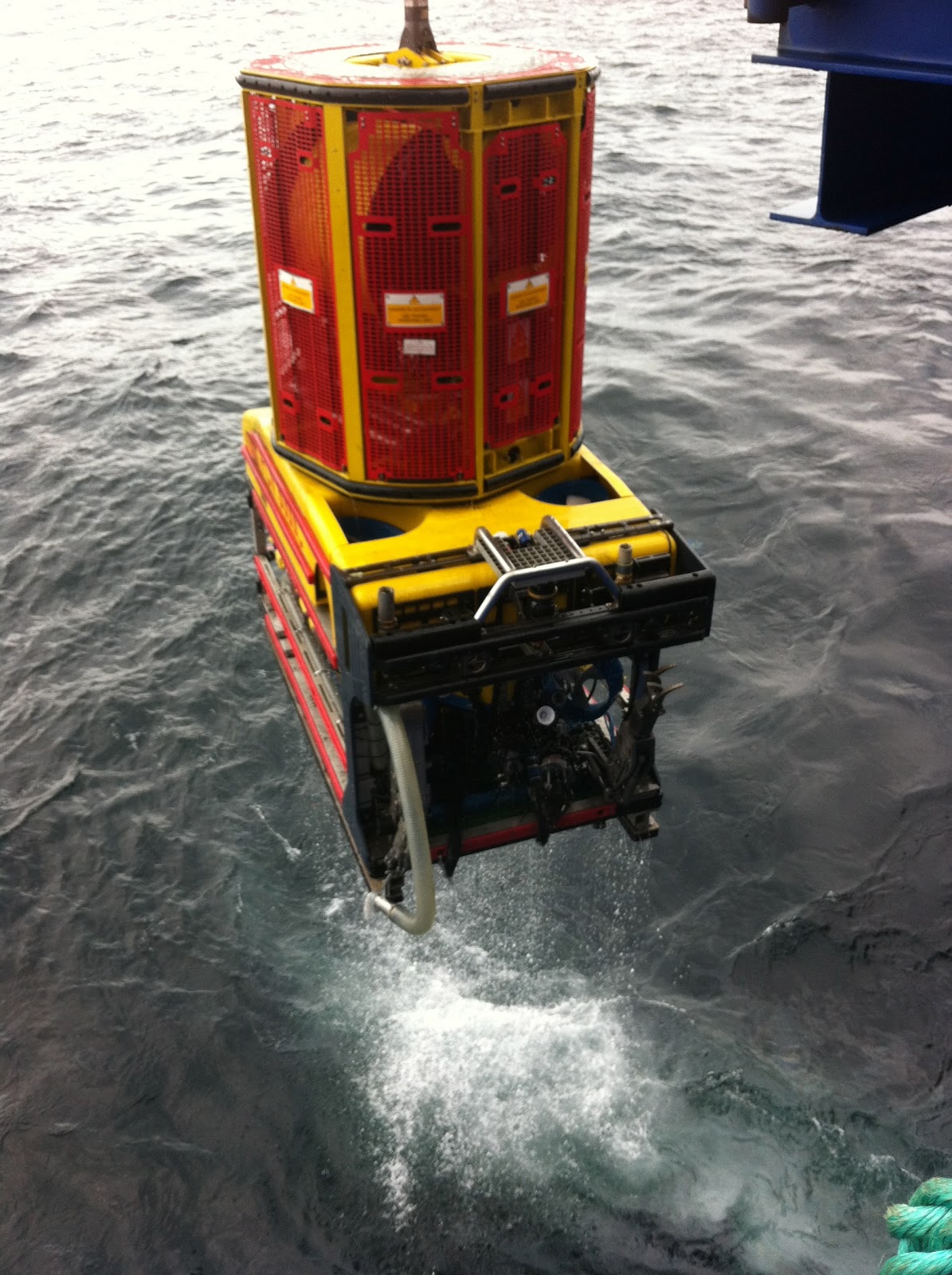 Teh C Kosong: LAUNCHING AND RECOVERY ROV