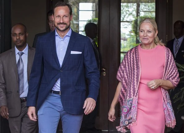 Crown Prince Haakon and Crown Princess Mette-Marit arrived at the Sheraton Hotel. Dolce & Gabbana dress