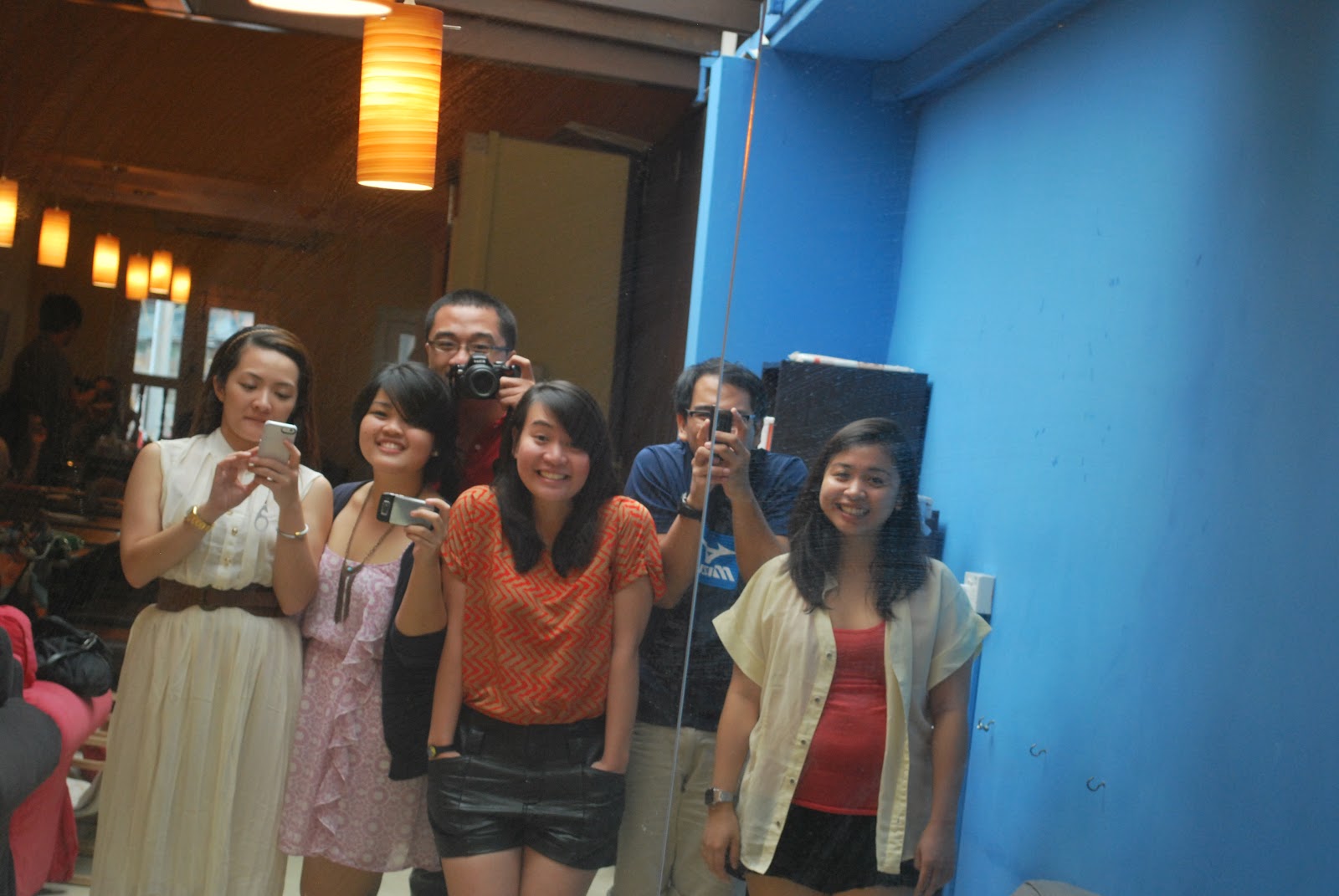 The closest I'll be to camwhoring: with other people, in a mirror. From left: Nadia, Mae, me, Marielle, Kevin (Marielle's cousin who also works in Singapore) and Chamy.