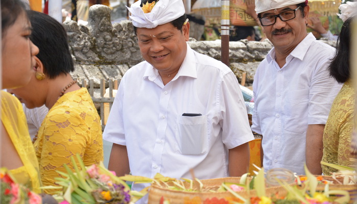 Rai Mantra Ajak Umat Hindu Kurangi Penggunaan Plastik ke Pura