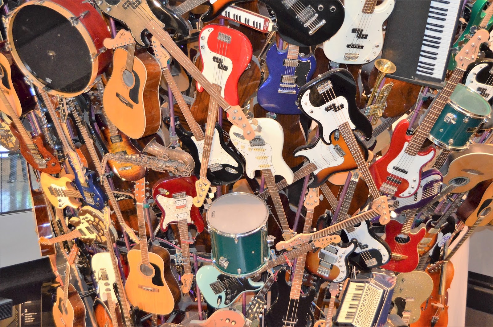 Муз интернет. Музей музыкальных инструментов Сиэтл. Музыкальный музей. Музей музыки в Сиэтле гитары.