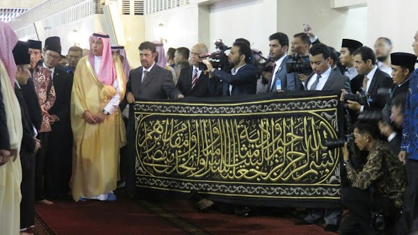 Raja Salman Hadiahi Masjid Istiqlal Kiswah Benang Emas
