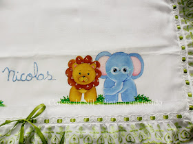 pintura em tecido leão e elefante pintados em fralda de menino