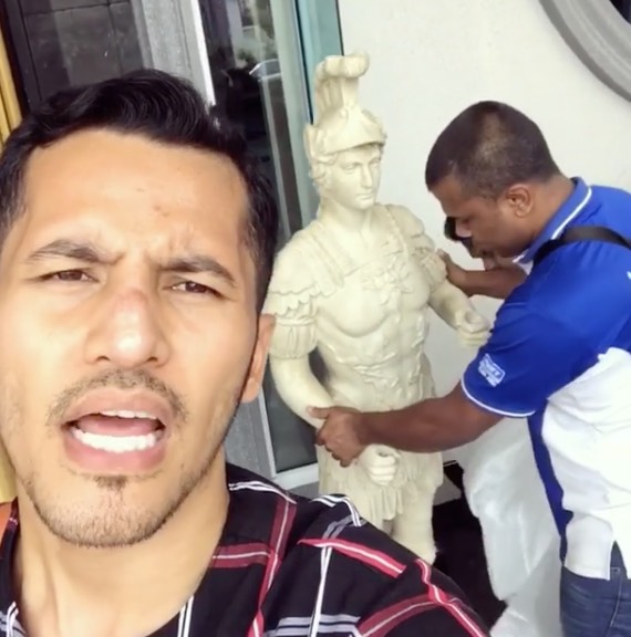 Aliff Syukri Dikecam Letak Patung Depan Rumah Aliff Syukri Dikecam Letak Patung Depan Rumah