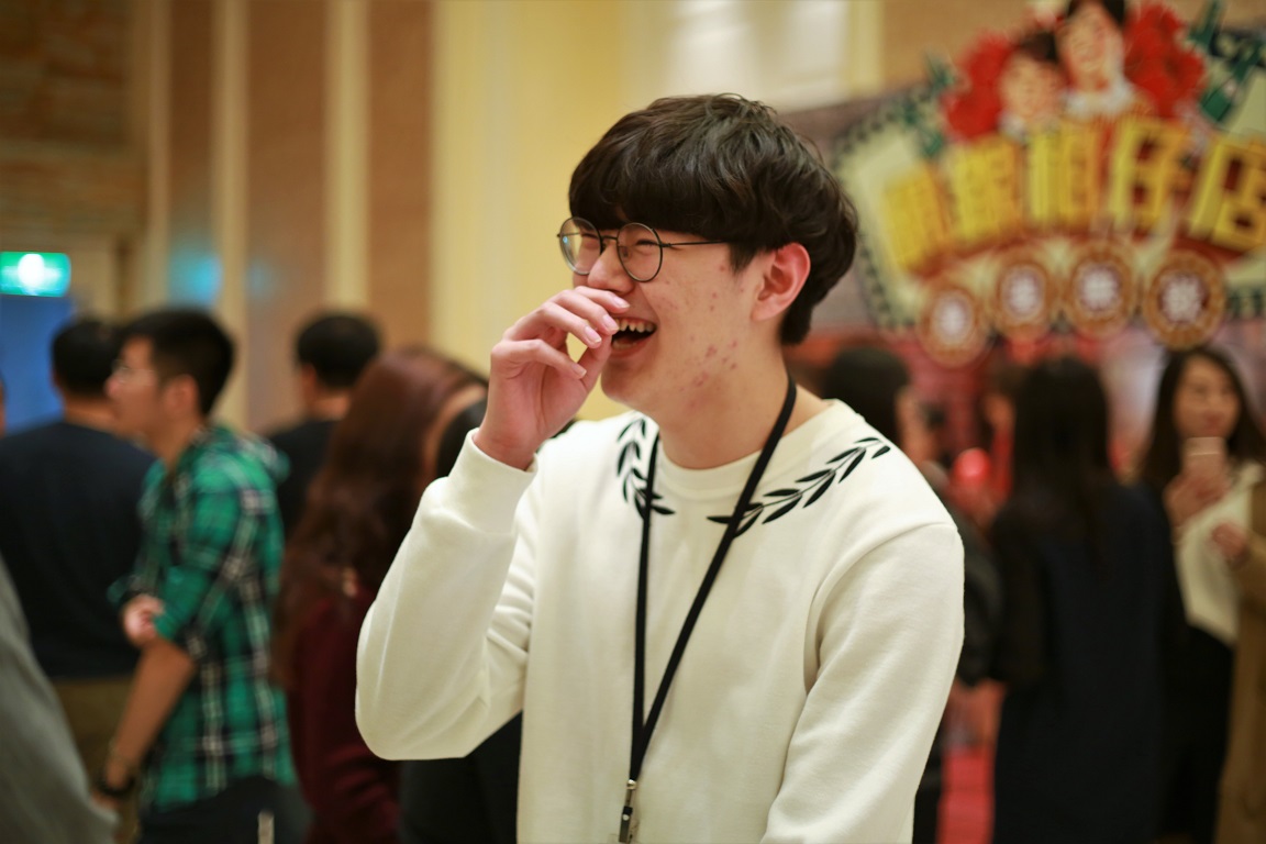 今（26）日網銀國際也舉行了尾牙，席開60桌，以「網銀柑仔店」為主題，員工們以復古打扮現身，而職業電競隊伍閃電狼的選手們也都現身會場。