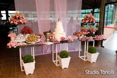 Mesa do bolo de casamento