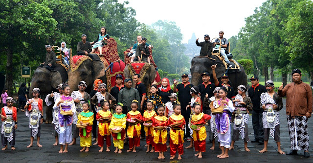 Surprise! Inilah Pengunjung Pertama Candi Borobudur di Tahun 2017, Gak Nyangka Hadiahnya...