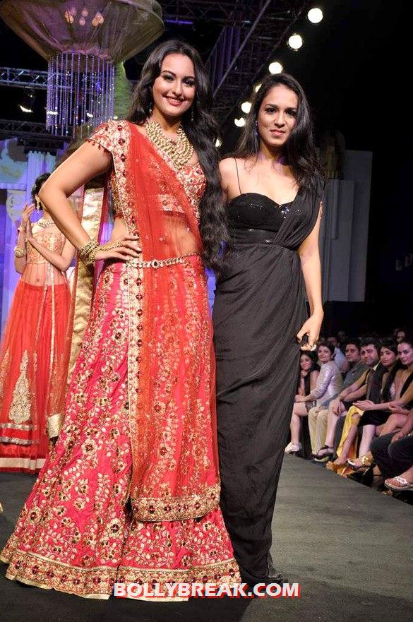 Sonakshi sinha in a gorgeous red bridal outfit - Sonakshi Sinha at India Bridal Fashion Week 