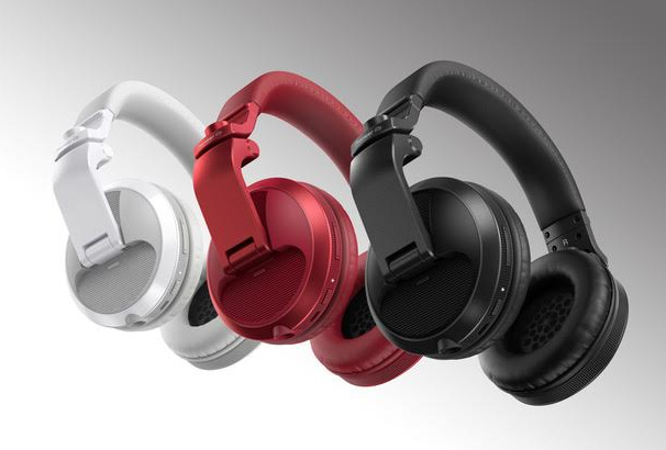 Pioneer DJ: nuove cuffie HDJ-X5 BT, tecnologia bluetooth per accompagnarti dalla strada al club.
