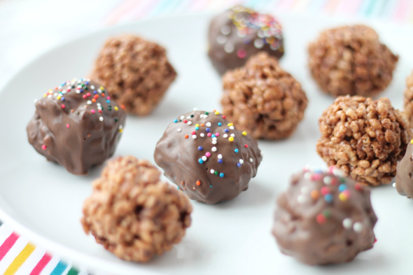 Chocolate Rice Crispy Balls - easy recipe, makes a huge batch, perfect for parties