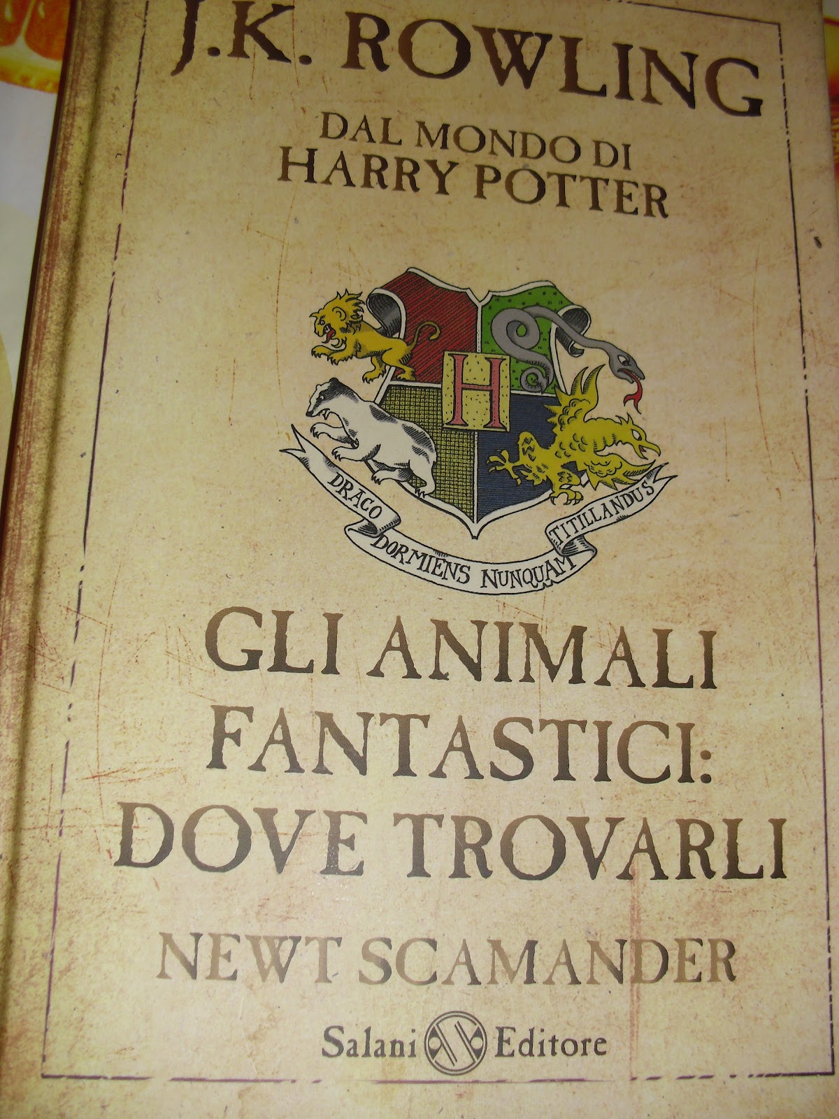 Tra le pagine di un libro,un gatto "Gli animali fantastici dove trovarli" Newt Scamandro (J