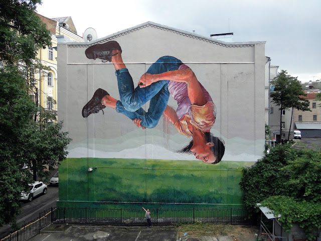While you discovered his first piece in Kiev a few days ago, Fintan Magee spent some overtime in Ukraine where he was given the opportunity to work on a second artwork.