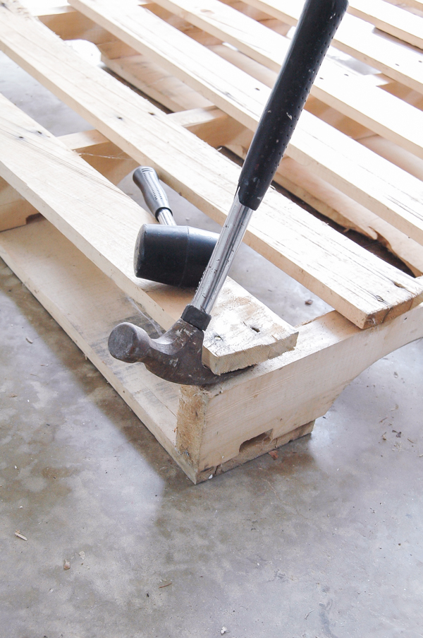 Place claw of hammer between pallet boards