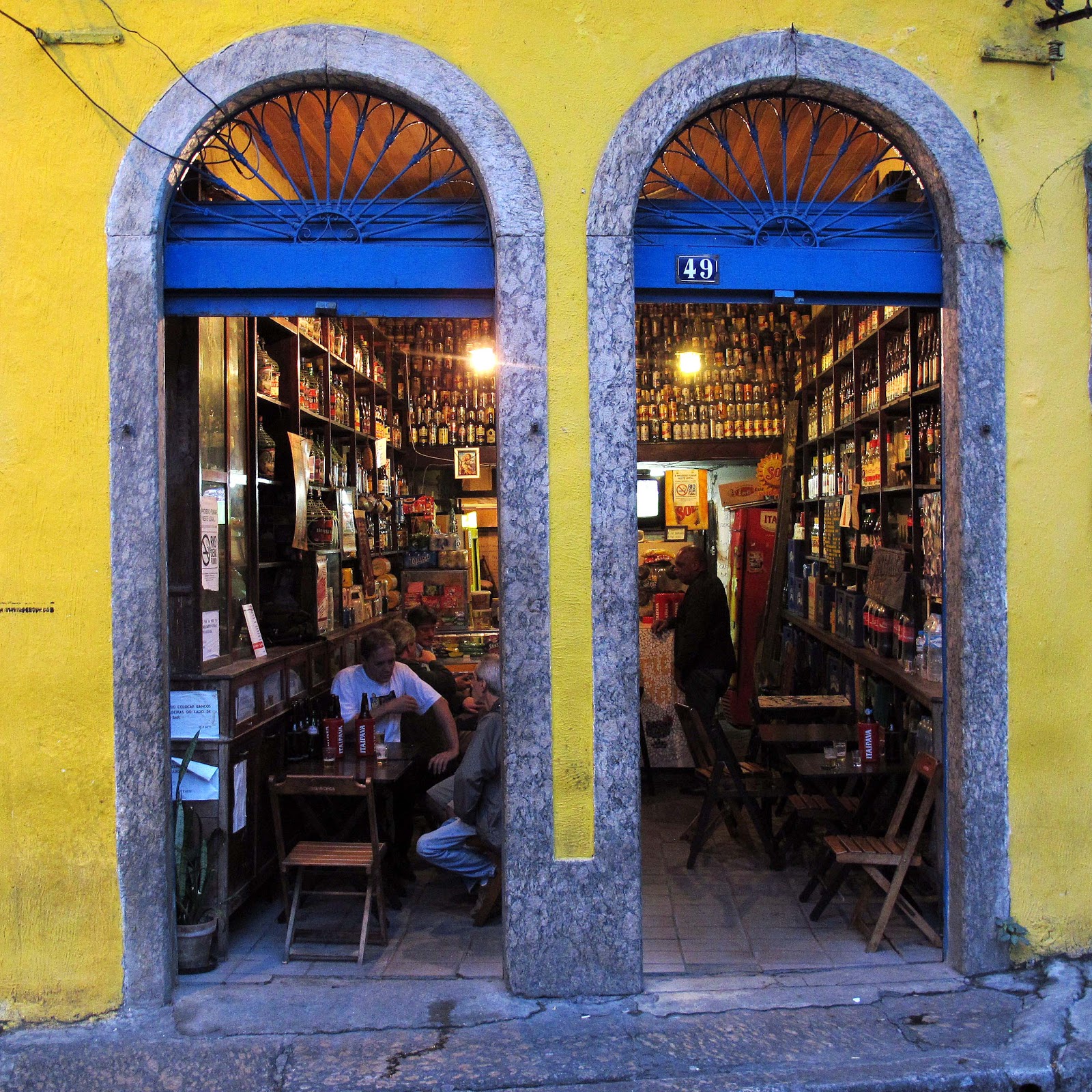 TIRE AS MÃOS DO MEU "PÉ SUJO" O oratório e o altar Bar do Zé