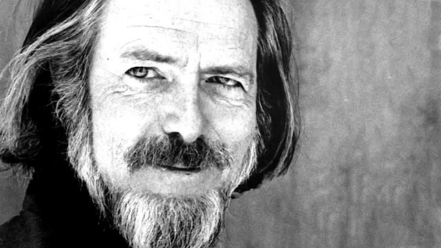 Dans ses ouvrages, Alan Watts s'appuie sur la connaissance scientifique et sur l'enseignement des religions et des philosophies d'Orient et d'Occident (bouddhisme Zen, taoïsme, christianisme, hindouisme). Par ailleurs, il était intéressé par les nouvelles tendances apparaissant en Occident à son époque, et se fit l'apôtre d'un certain changement des mentalités quant à la société, la nature, les styles de vie et l'esthétique.