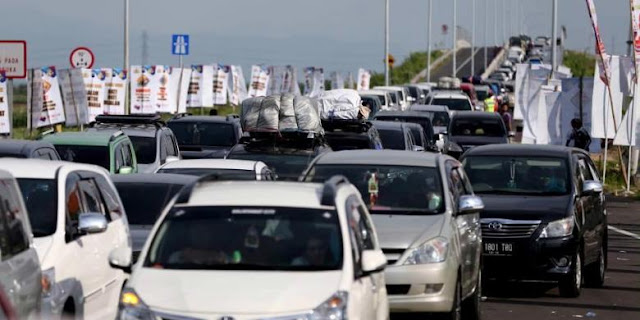 Macet PARAH di Brebes, Banyak Mobil Kehabisan BBM Macet PARAH di Brebes, Banyak Mobil Kehabisan BBM