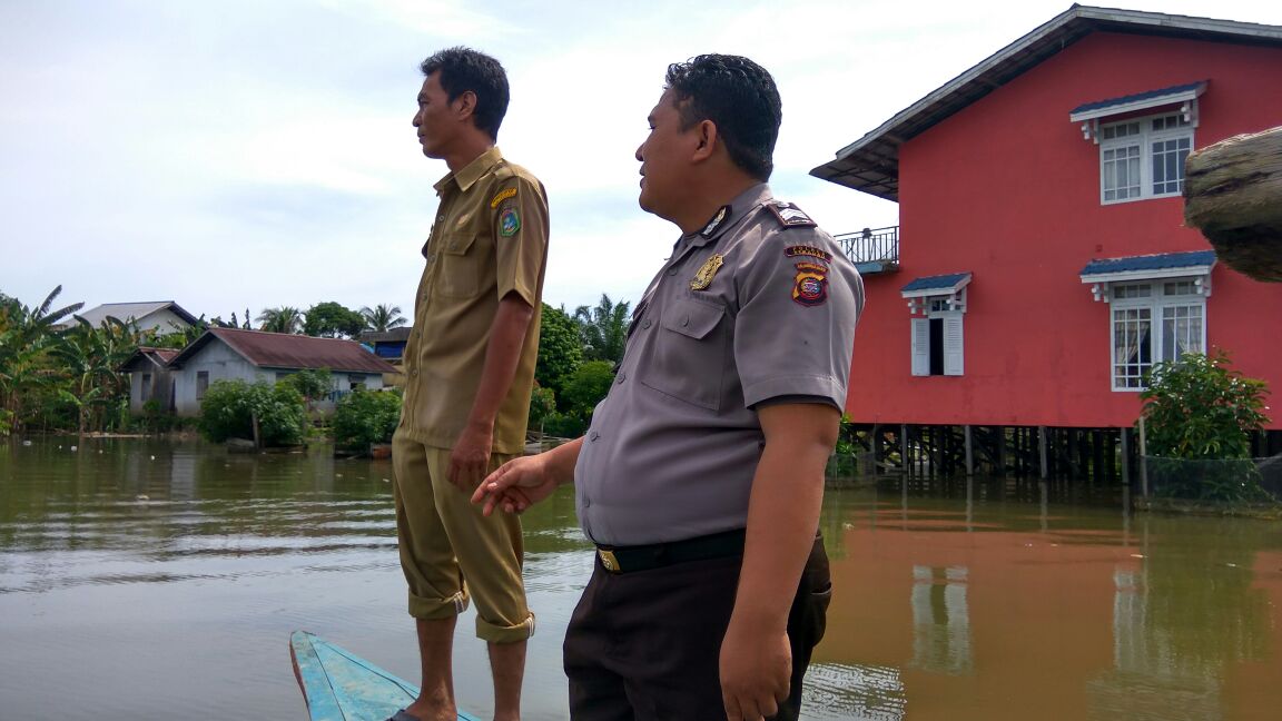 Waspada Banjir, Kapolsek Sekadau Hilir Bersama Pihak Desa Pantau Ketinggian Air