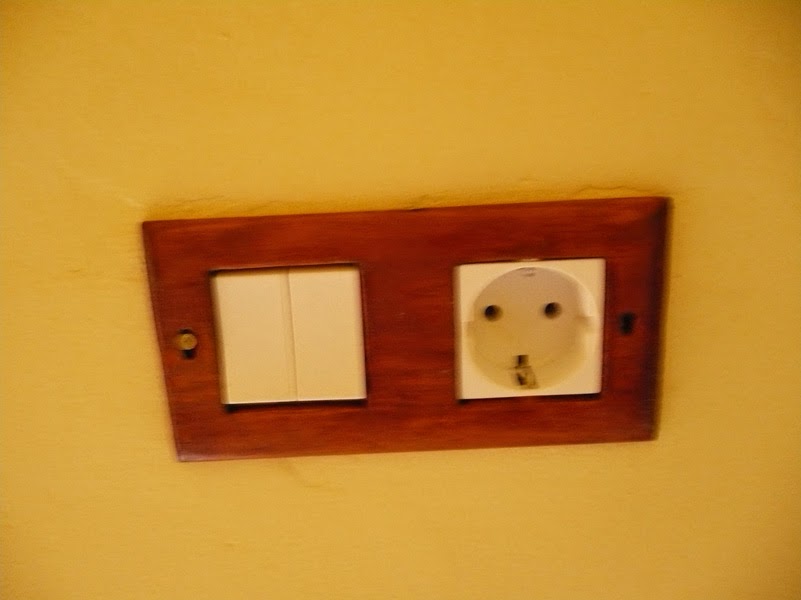 Como hacer un embellecedor de interruptor, con madera de palet, artesanalmente.