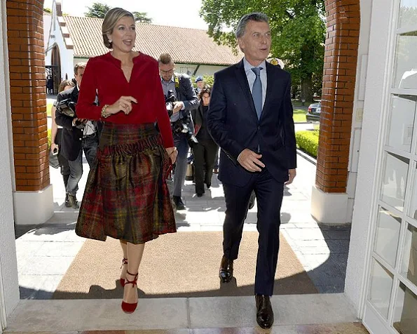 Queen Maxima, President Mauricio Macri his wife Juliana Awada and his daughter Antonia, Maxima wore Natan skirt, red blouse, Chanel Handbag, Natan red shoes