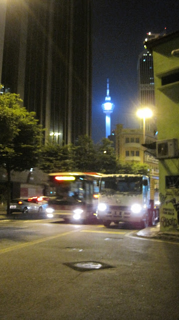 Al fondo, la Torre Menara