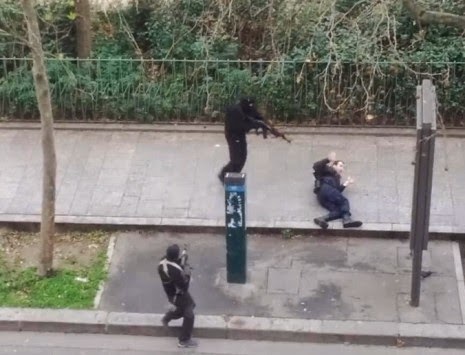 Μαυροφορεμένοι μασκοφόροι έπνιξαν στο αίμα το Παρίσι – Τρομοκρατική επίθεση στο σατιρικό περιοδικό Charlie Hebdo (ΒΙΝΤΕΟ)