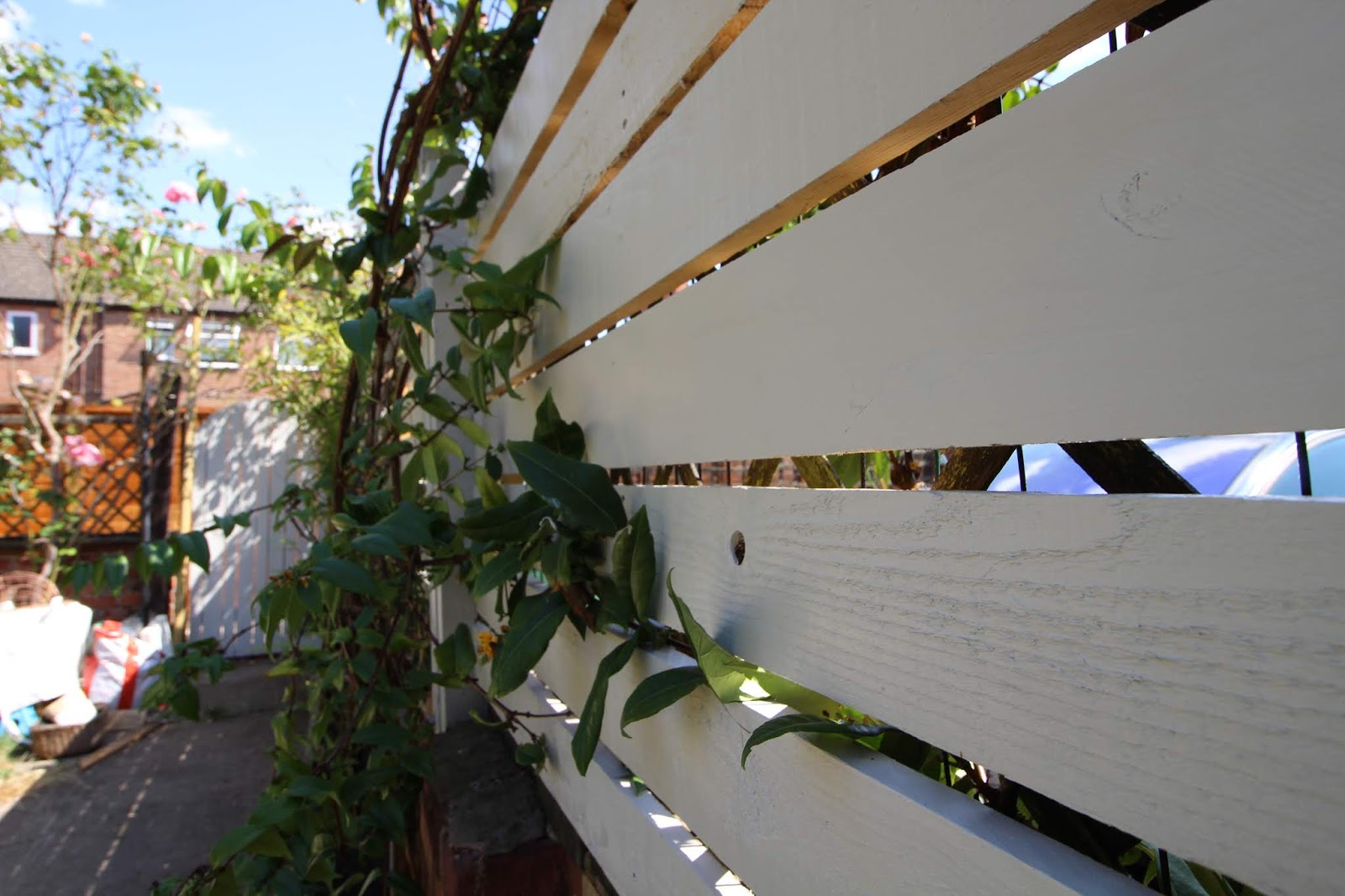 DIY How to Create a Slat Fence with Pallet Wood - Kezzabeth | DIY
