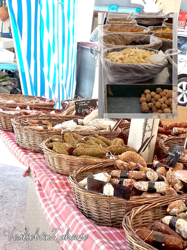 Körbe gefüllt mit Salami und Trockenobst auf einem französischen Markt in Bagnols sur Cèze