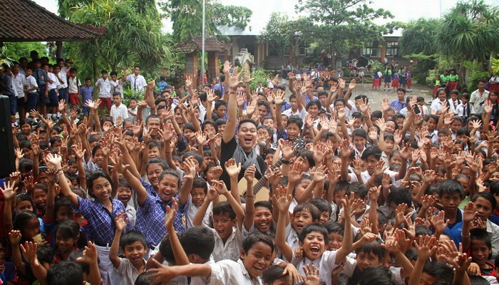 Live Akustik Gede Bagus Hibur Warga Pelosok Bali