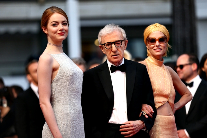 Emma Stone, Woody Allen y Parker Posey en la premiere de Irrational Man