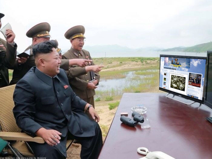 Kim Jong Un sieht sich lustige Bilder Blog im Internet an