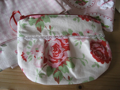 bei Ani zu Hause: Wollentausch, Decken nähen und Firmenstempel...