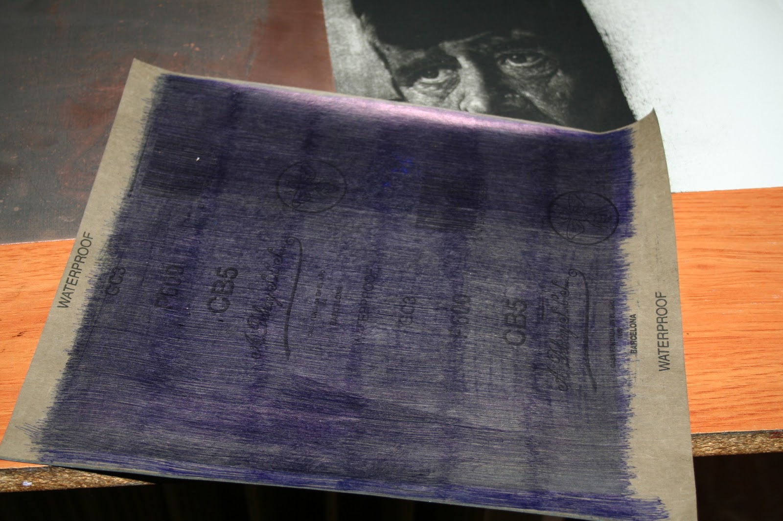 LAS TÉCNICAS TRADICIONALES DEL GRABADO manera negra al papel de lija