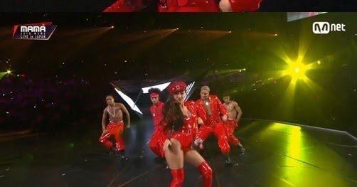 Whasa's red outfit at the '2018 MAMA' becomes a topic of hot debate