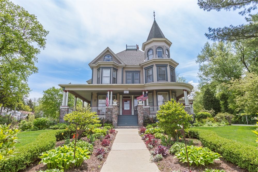 Sweet House Dreams Groundhog Day Bed and Breakfast, 1895 Victorian in