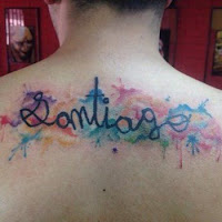 tatuaje dibujo nombre del hijo en la espalda de papa