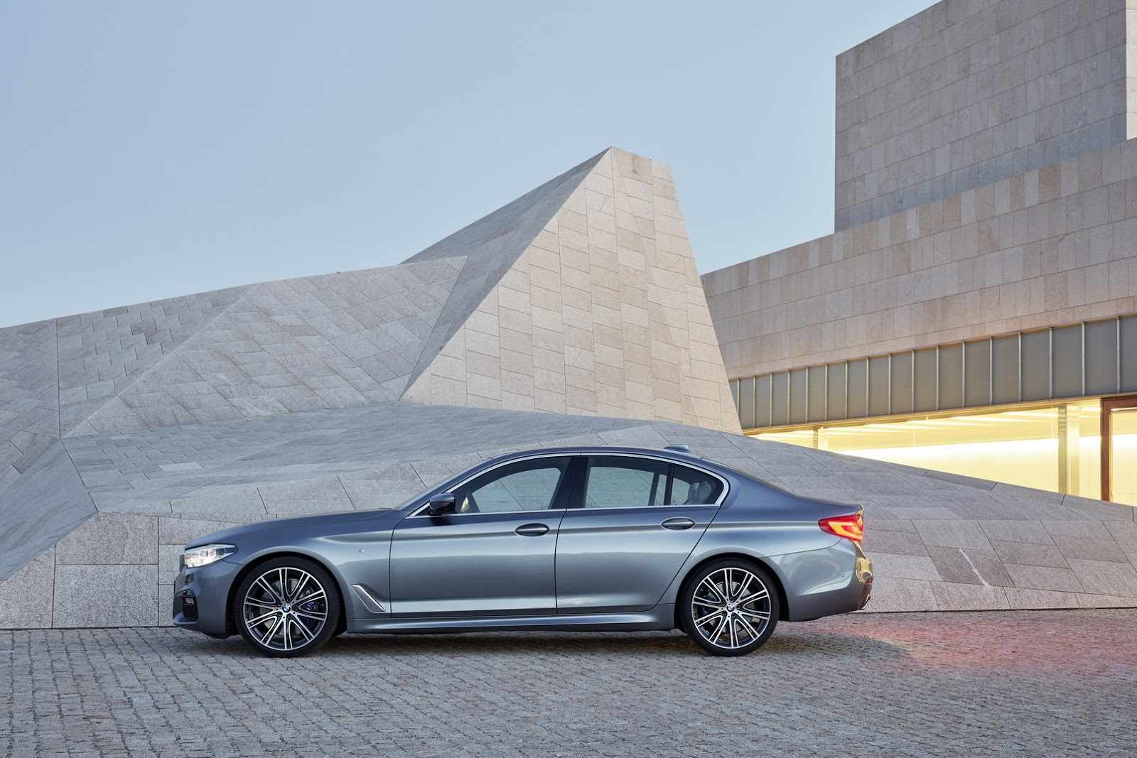 2017-BMW-5-Series-35.jpg