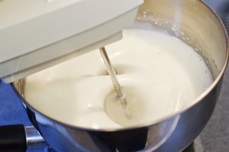 How to Make 7-Minute Marshmallow Frosting {Step-by-Step}   www.thekitchenismyplayground.com