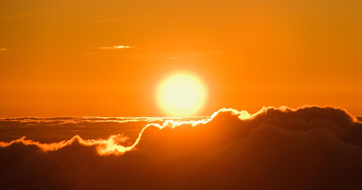 солнце уходит за горизонт. солнце село. солнце исчезает за горизонтом. закат над морем. солнце исчезает за горизонтом.