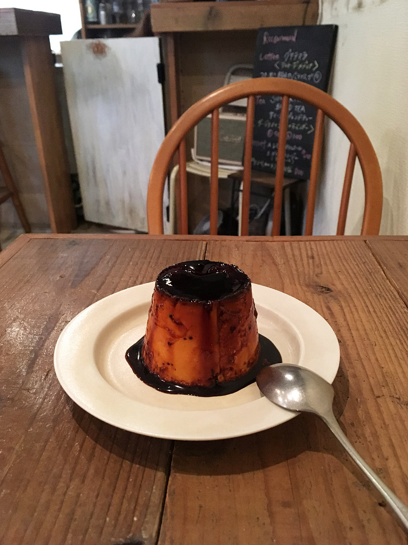 西新宿五丁目から徒歩5分ほどにある隠れ家カフェ『THOUSAND COFFEE』のプリン