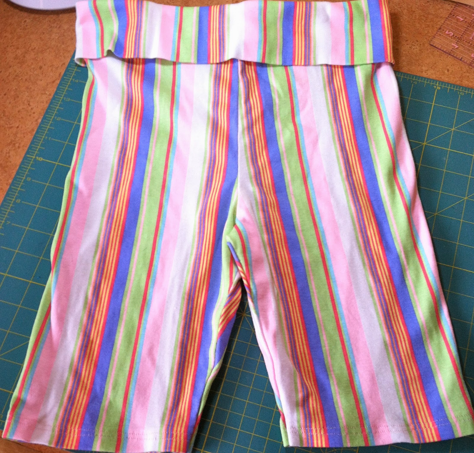 handmade dress haven Serger Pepper Basic Leggings Pattern Review