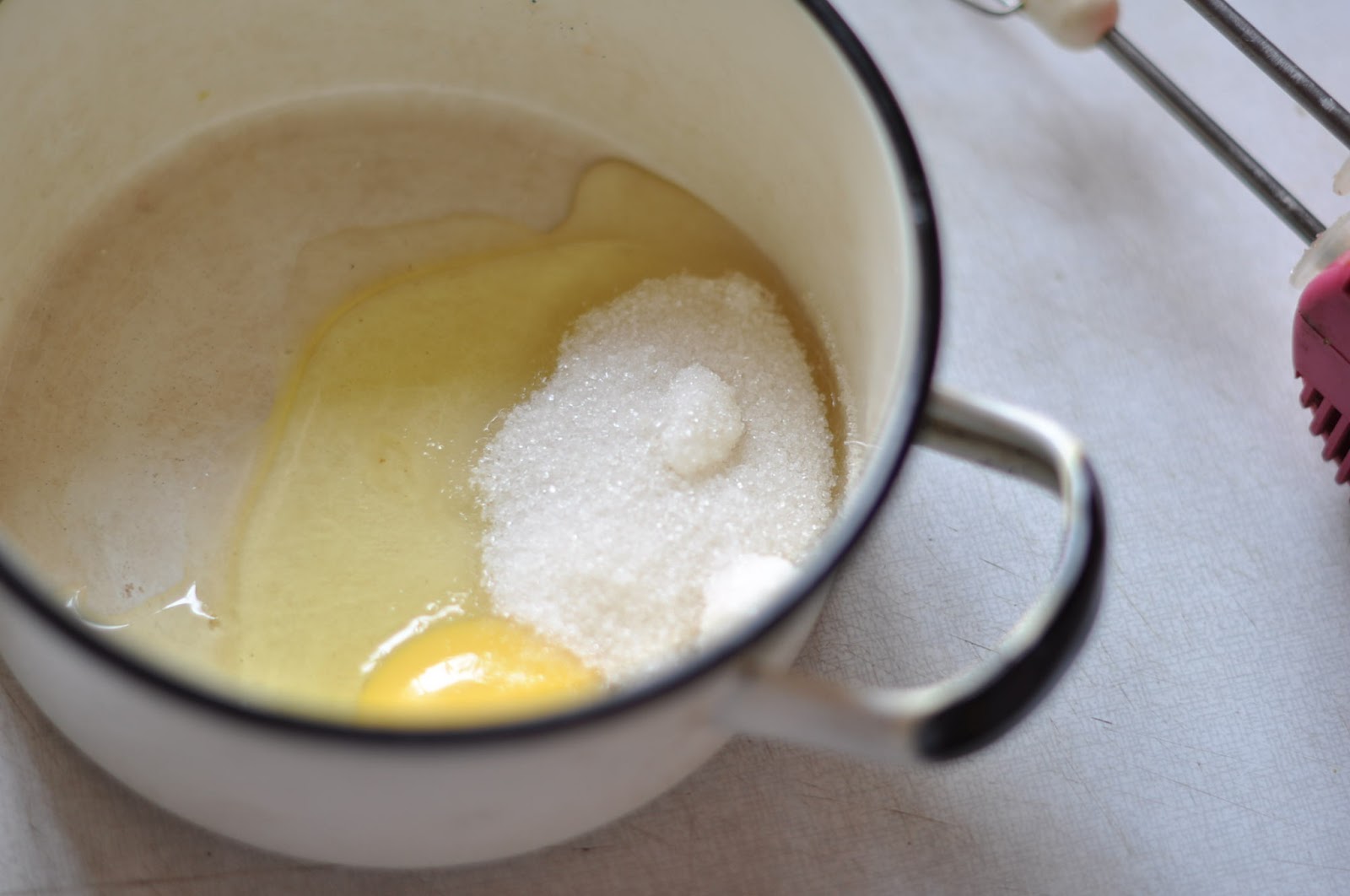 Яйцо 2 шт сливочное масло. Растопленное сливочное масло. Яйца взбитые с сахаром до белой пены. Взбиваем яйца с сахаром и сливками. Сливочное масло растопить с сахаром.