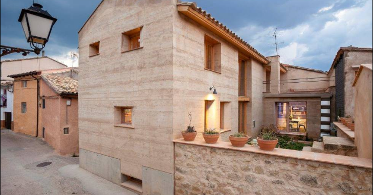 Construcción eficiente y sostenible: Casa de tapial, ganadora en los